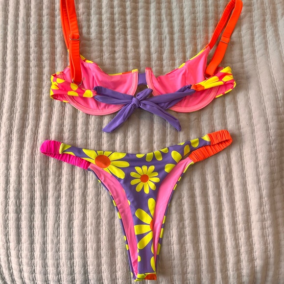 One One Swim Daisy Print Bikini Size S - Picture 3 of 6
